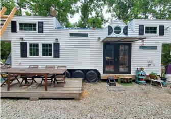 A Bathtub-equipped Tiny Mobile Home