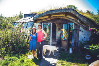 Simon Dale's Enchanting Hobbit House: A Sustainable Dwelling in the Heart of Wales