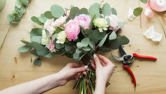What are the methods of floral arrangement?